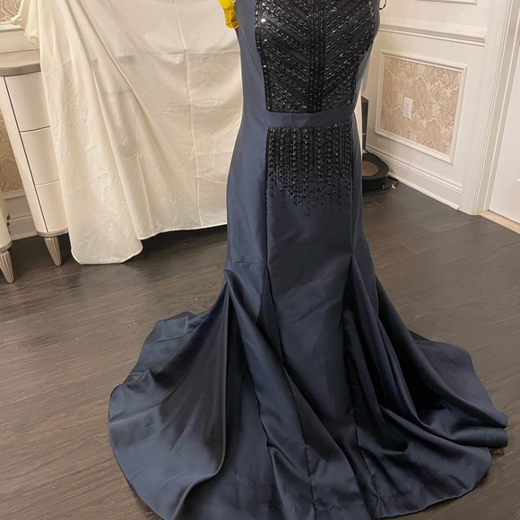 New evening gown with the sequins on the front, made by David Meister. Size 16. - Picture 8 of 11